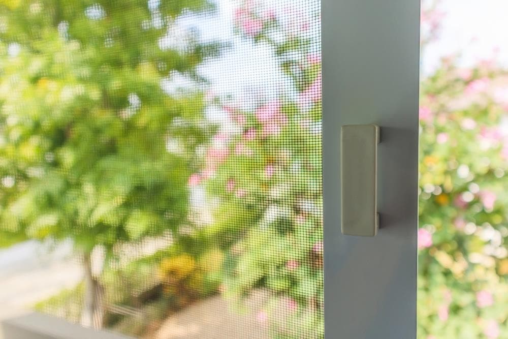 ¿Se pueden instalar mosquiteras en las puertas?